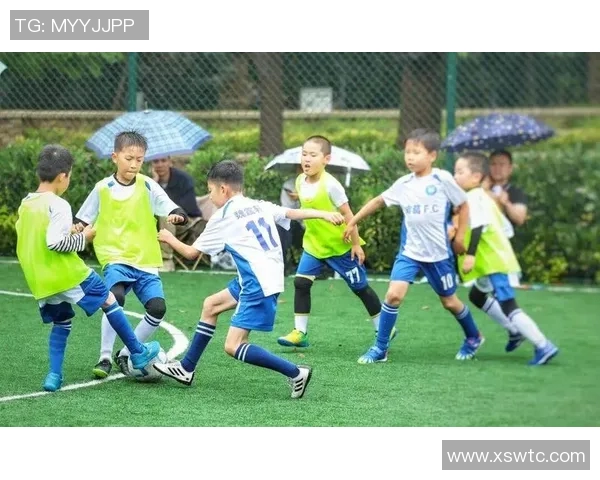 儿童足球服装的选择与搭配指南让孩子们在球场上尽情展现活力与风采